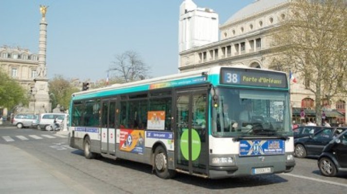 Parisul oferă transport public gratuit pentru a reduce poluarea